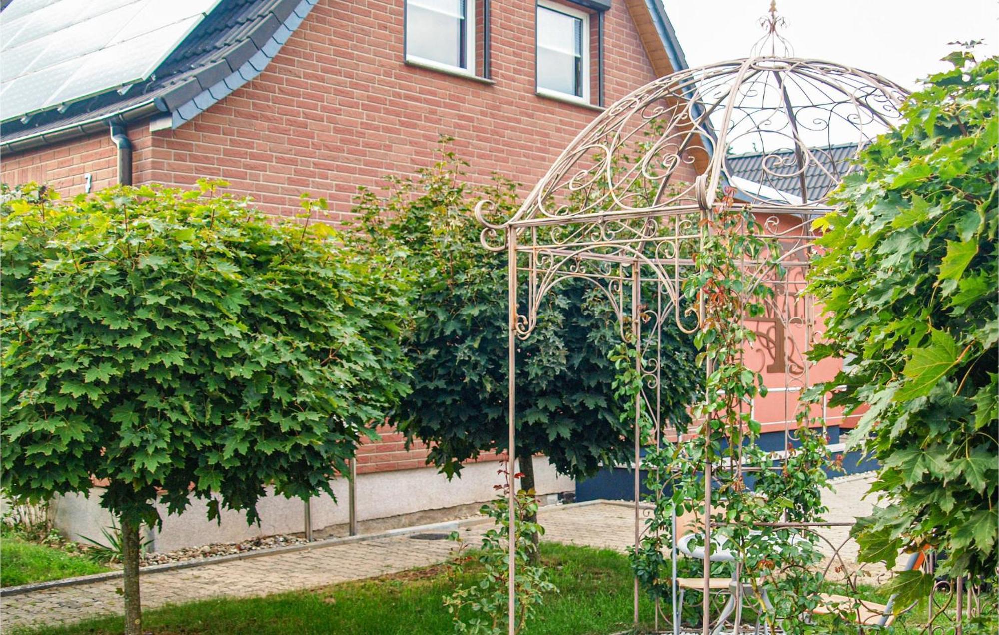 3 Bedroom Beautiful Home In ノイブランデンブルク エクステリア 写真